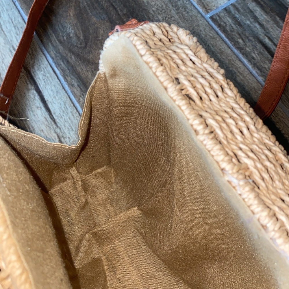 🌵Adorable Tan Woven Crossbody Bag! - Picture 7 of 10